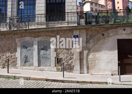 Abstrakte Ansicht der Rue St Paul an einem Sommertag in der Stadt Lyon Frankreich in der Nähe des Bahnhofs Gare de St Paul. Stockfoto