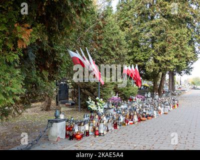 Polen, Raszyn 11 02 2022: Allerheiligen auf kleinem Friedhof. Stockfoto