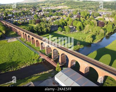 Eine Luftaufnahme der Walley Viadukt Eisenbahnbrücke mit guten Schatten an einem sonnigen Tag Stockfoto