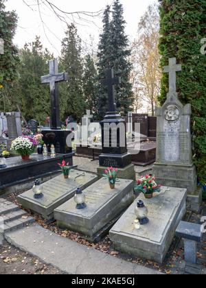 Polen, Raszyn 11 02 2022: Allerheiligen auf kleinem Friedhof. Stockfoto