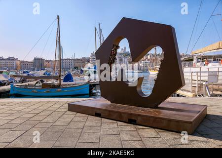 Der Buchstabe M auf dem Kai des Alten Hafens mit Liebesschlössern, Boote, die in der Marina von Marseille festgemacht wurden Stockfoto