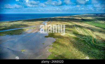 Eine Luftaufnahme der Norfolk Sumpfgebiete in der Nähe von Blakeney, mit der Nordsee und Wolken im Hintergrund Stockfoto