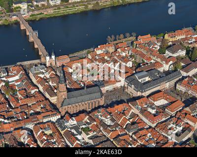 LUFTAUFNAHME. Die Kirche des Heiligen Geistes mit der Karl-Theodor-Brücke über den Neckar, Heidelberg, Baden-Württemberg, Deutschland. Stockfoto