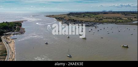 Eine Luftaufnahme der Mündung des langsamen und schlammigen Flusses Deben bei Bawdsey, mit vielen Segelbooten, und der Nordsee im Hintergrund Stockfoto