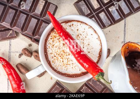 Hausgemachtes Holiday Spicy Mexican Hot Chocolate, heiße Schokolade Kakao Getränk mit Schlagsahne rote Chili Pfeffer Kopie Raum Stockfoto