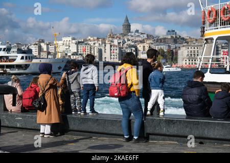 Istanbul, Türkei - 29. Oktober 2022: Türkische Familien und einige Touristen beobachten die Aussicht und haben eine gute Zeit an der Küste von Eminonu. The Gal Stockfoto