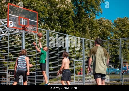 Lviv, Ukraine - 12. Mai 2022: Männer spielen Basketball im Freien Stockfoto