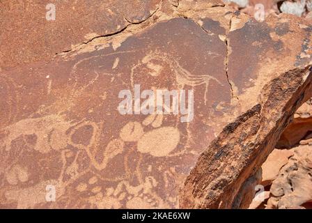 Twyfelfontein, Namibia - 07 16 2013: Felsgravuren sind ein UNESCO-Weltkulturerbe im Norden Namibias Stockfoto