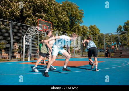 Lviv, Ukraine - 12. Mai 2022: Männer spielen Basketball im Freien Stockfoto