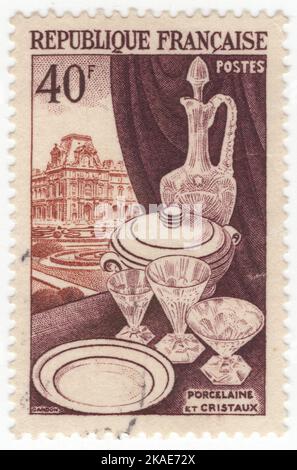 FRANKREICH - 1954. Mai 6: Eine 40 Francs dunkelbraune, violett-braune und orange-braune Briefmarke, die Porzellan und Glaswaren zeigt Stockfoto