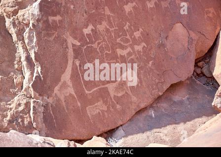 Twyfelfontein, Namibia - 07-16-2013: Felsgravuren sind ein UNESCO-Weltkulturerbe im Norden Namibias Stockfoto