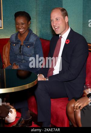 Der Prinz von Wales spricht mit Studenten über ihre Erfahrungen, während er an einer Veranstaltung im Rahmen des alle zwei Jahre stattfindenden Filmfestivals Film Africa der Royal Africa Society im Garden Cinema, London, teilnimmt. Bilddatum: Mittwoch, 2. November 2022. Stockfoto