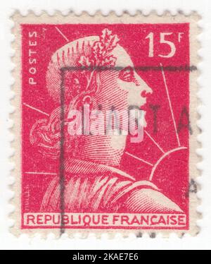 FRANKREICH - 1955: Eine 15 Francs Carmine Briefmarke, die Marianne darstellt - nationale Personifizierung der Französischen Republik seit der Französischen Revolution, als Personifizierung von Freiheit, Gleichheit, Brüderlichkeit und Vernunft, sowie als Darstellung der Göttin der Freiheit. Sie ist in der Triumph der Republik, einer Bronzeskulptur mit Blick auf den Place de la Nation in Paris, zu sehen. Als nationale Ikone vertritt Marianne den Widerstand gegen die Monarchie und die Meisterschaft der Freiheit und Demokratie gegen alle Formen der Unterdrückung. Marianne trug auch eine Kakade und eine rote phrygische Mütze Stockfoto