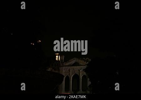 Ein verwunschtes Gebäude im europäischen Stil wie das Pantheon von Rom in Italien in der Nacht. Stockfoto