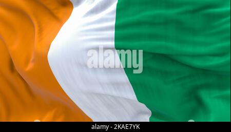 Nahaufnahme des Winkens der Nationalflagge der Elfenbeinküste. Die Republik Elfenbeinküste ist ein westafrikanischer Staat. Texturierter Hintergrund aus Stoff. Selektiver Fokus. 3 Stockfoto