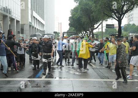 Rio De Janeiro, Brasilien. 02.. November 2022. Anhänger von Präsident Jair Bolsonaro hielten am Mittwoch (2.) vor dem Palast Duque de Caxias eine große Demonstration ab, um gegen die Wahlergebnisse zu protestieren und um eine militärische Intervention zu bitten. Momente der Spannung zwischen den Demonstranten und einer kleinen Gruppe von Lula-Anhängern. Kredit: Lorando Labbe/FotoArena/Alamy Live Nachrichten Stockfoto