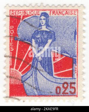 FRANKREICH - 1960: Eine 25 Francs Zinnoberfranko- und Ultramarinfranko-Briefmarke, die Marianne darstellt – nationale Personifizierung der Französischen Republik seit der Französischen Revolution, als Personifizierung von Freiheit, Gleichheit, Brüderlichkeit und Vernunft sowie als Darstellung der Göttin der Freiheit. Sie ist in der Triumph der Republik, einer Bronzeskulptur mit Blick auf den Place de la Nation in Paris, zu sehen. Als nationale Ikone vertritt Marianne den Widerstand gegen die Monarchie und die Meisterschaft der Freiheit und Demokratie gegen alle Formen der Unterdrückung. Marianne trug auch eine Kakade und eine rote phrygische Mütze Stockfoto