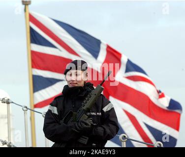 DIE 19-JÄHRIGE WREN DONNA FLEMING VON HARROGATE PATROUILLIERT AUF DEM FLUGDECK DER HMS ARK ROYAL, WÄHREND DAS SCHIFF TP-SEGEL FÜR DEN GOLF VORBEREITET. PIC MIKE WALKER, 2003 Stockfoto