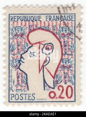 FRANKREICH - 1961. Februar 23: Eine 20 Centimes blaue und karminkarminige Briefmarke, die Marianne darstellt – nationale Personifizierung der Französischen Republik seit der Französischen Revolution, als Personifizierung von Freiheit, Gleichheit, Brüderlichkeit und Vernunft sowie als Darstellung der Göttin der Freiheit. Sie ist in der Triumph der Republik, einer Bronzeskulptur mit Blick auf den Place de la Nation in Paris, zu sehen. Als nationale Ikone vertritt Marianne den Widerstand gegen die Monarchie und die Meisterschaft der Freiheit und Demokratie gegen alle Formen der Unterdrückung. Marianne trug auch eine Kakade Stockfoto