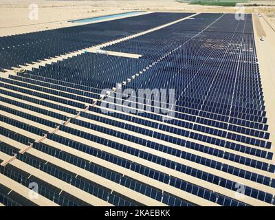 Eine Reihe von polykristallinen Silizium-Solarzellen in einem Solarkraftwerk taute nach oben Stockfoto