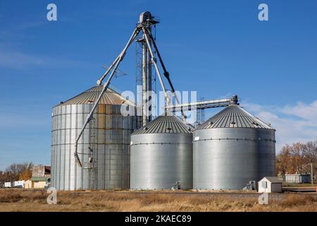 Drei konische Metallbehälter, die zur Lagerung von landwirtschaftlichen Nutzpflanzen wie Weizen in Cleveland, North Dakota, verwendet werden Stockfoto