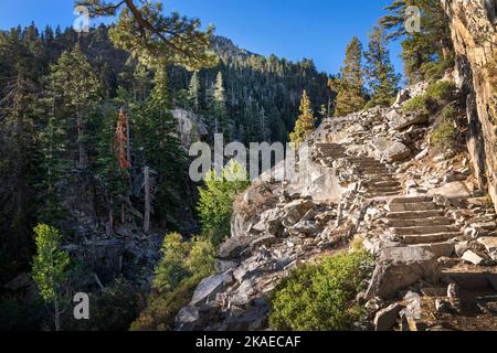 Granitstufen und Pfad in der Nähe von Eagle Falls, Lake Tahoe Gegend, Kalifornien Stockfoto