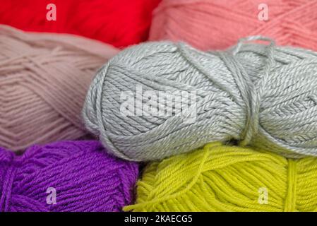 Buntes Strickgarn in Nahaufnahme Stockfoto