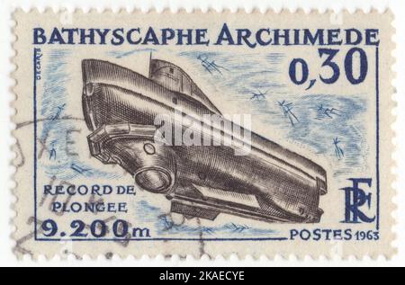 FRANKREICH - 1963. Januar 26: Eine dunkelblaue und schwarze Briefmarke mit 30 Rappen, die Bathyscaph „Archimede“ bei französischen Tiefseeforschungen darstellt. Tauchforschung tauchfähig der französischen Marine. Es verwendete 42.000 US Gallonen (160.000 L) Hexan als Auftrieb des Benzins seines Schwimmers. Es wurde von Pierre Willm und Georges Houot entworfen. Im Jahr 1964 stieg Archimède in den „tiefsten Teil des Puerto Rico-Grabens“, den die NY Times als 27.500 Fuß (8.400 m) meldete. Stockfoto