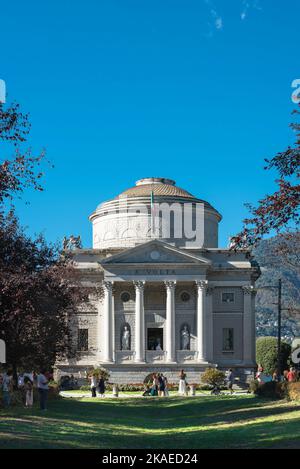 Como Tempio Voltiano, Blick im Sommer auf das tempelartige Denkmal zur Feier des Elektrizitätspioniers Alessandro Volta im Stadtpark von Como, Lombardei, Italien Stockfoto