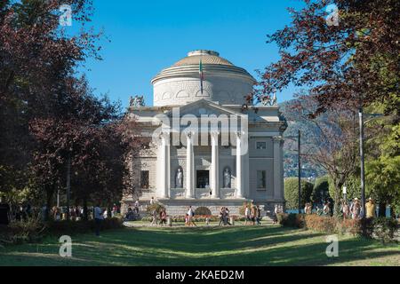 Tempio Voltiano Como, Blick im Sommer auf das tempelartige Denkmal zur Feier des Elektrizitätspioniers Alessandro Volta im Stadtpark von Como, Lombardei, Italien Stockfoto