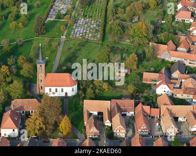 LUFTAUFNAHME. Evangelische Kirche mit Blick auf die Rue Principale und ihren einzigartigen Fachwerkhäusern. Hunspach, Bas-Rhin, Elsass, Grand Est, Frankreich. Stockfoto