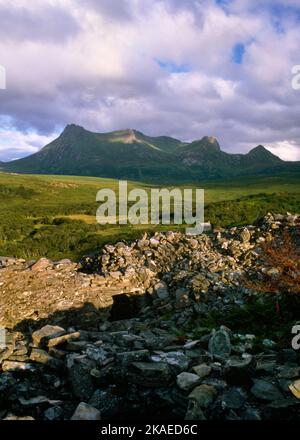 Der mit Trümmern gefüllte Innenhof und der Eingangsbereich von Dun na Maigh Iron Age Broch, Sutherland, Schottland, Großbritannien, schauen nach SSE zu Ben Loyal. Stockfoto