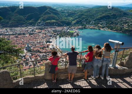 Familienurlaub Europa, Blick im Sommer von einer Familiengruppe Blick auf die malerische Stadt Como aus dem Brunate Aussichtspunkt, Comer See, Lombardei, Italien Stockfoto
