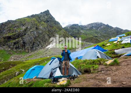 Juli 14. 2022, Himachal Pradesh Indien. Mann, der während Shrikhand Mahadev Kailash Yatra im Himalaya ein Foto von seinem Telefon aus einem Basislager machte Stockfoto