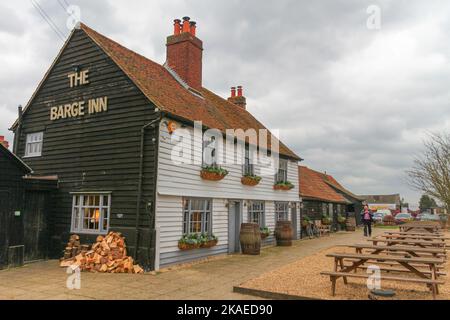 The Barge Inn, Battlesbridge, Großbritannien. Historischer Pub, verwittertes Restaurant. Denkmalgeschütztes Gebäude. Stockfoto