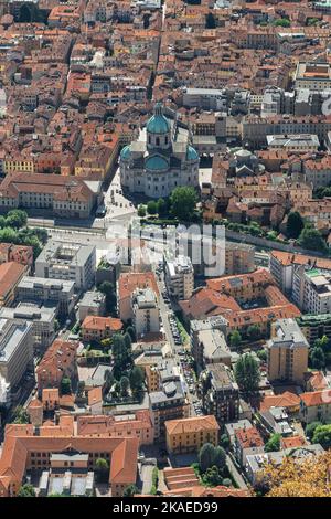 Como Stadt Italien, Luftaufnahme im Sommer des historischen Zentrums - der Citta Murata - der Stadt Como vom Brunate-Aussichtspunkt, Comer See, Italien Stockfoto