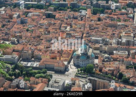 Como Stadt Italien, Luftaufnahme im Sommer des historischen Zentrums - der Citta Murata - der Stadt Como vom Brunate-Aussichtspunkt, Comer See, Italien Stockfoto