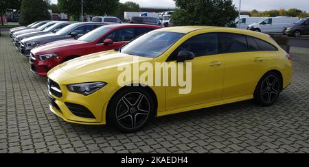 Wietmarschen, Deutschland Okt 25 2022 Eine Reihe von gebrauchten Mercedes-Benz Autos bei einem Autoverkäufer. Vorne in gelb ist eine Mercedes-Benz CLA 200 Shooting Brake Stockfoto