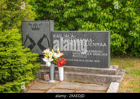 Finnland, Hamina - 18. Juli 2022: Denkmal für karelische Kriegshelden Gedenkverein auf dem Friedhof neben der St. Johns Kirche, Johanneksen kirkko. G Stockfoto