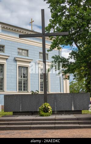 Finnland, Hamina - 18. Juli 2022: Kriegsdenkmal des Zweiten Weltkriegs auf dem Friedhof neben der blauen St. Johns Kirche, Johanneksen kirkko, mit aufgeführten Namen von Falle Stockfoto