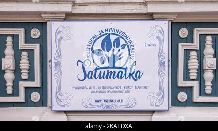 Finnland, Hamina - 18. Juli 2022: Nahaufnahme von blauem auf weißem Schild und Logo, Emblem, des städtischen Kulturzentrums und des Treffs, Satumatka. Stockfoto