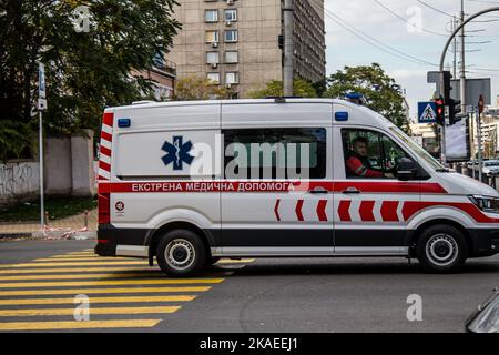 Kiew, Ukraine - 02. November 2022 Krankenwagen Rollen in der Innenstadt von kiew während des Krieges mit Russland, Kiew sind das Ziel der russischen Raketen und Stockfoto