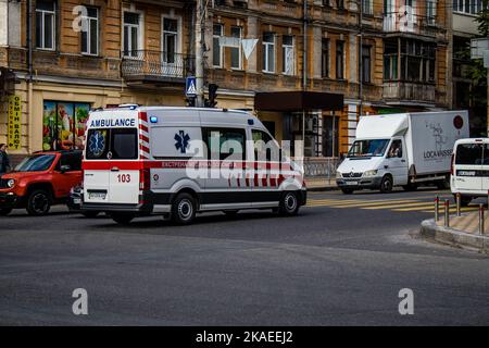 Kiew, Ukraine - 02. November 2022 Krankenwagen Rollen in der Innenstadt von kiew während des Krieges mit Russland, Kiew sind das Ziel der russischen Raketen und Stockfoto