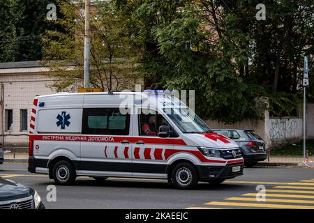 Kiew, Ukraine - 02. November 2022 Krankenwagen Rollen in der Innenstadt von kiew während des Krieges mit Russland, Kiew sind das Ziel der russischen Raketen und Stockfoto