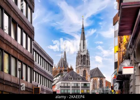 Blick auf die Kathedrale. Der Aachener Dom ist eine römisch-katholische Kirche in Aachen Stockfoto