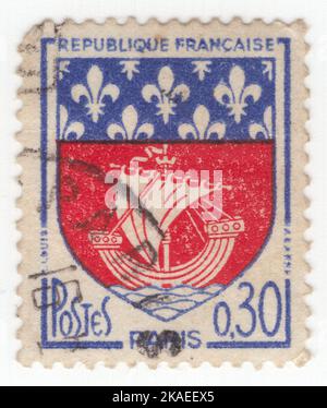 FRANKREICH - 1965: Eine 30 Rappen violett-blaue und rote Briefmarke, die Waffen von Paris, der Hauptstadt und bevölkerungsreichsten Stadt Frankreichs, darstellt. Seit dem 17.. Jahrhundert ist Paris eines der wichtigsten Zentren der Welt in den Bereichen Finanzen, Diplomatie, Handel, Mode, Gastronomie, Und Wissenschaft. Aufgrund seiner führenden Rolle in den Künsten und Wissenschaften sowie seines sehr frühen Systems der Straßenbeleuchtung wurde sie im 19.. Jahrhundert als "Stadt des Lichts" bekannt. Wie London wurde es vor dem Zweiten Weltkrieg auch manchmal als Hauptstadt der Welt bezeichnet Stockfoto