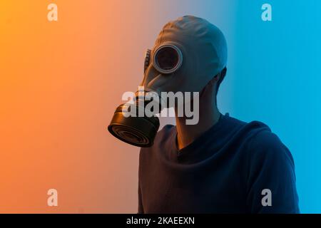 Mann in Gasmaske Farbe Hintergrund Stockfoto