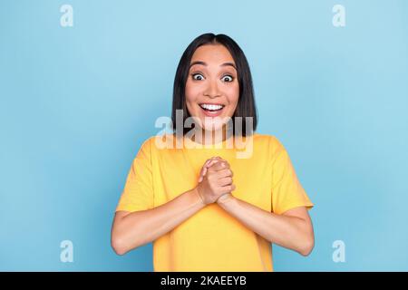 Foto von jungen ziemlich attraktiv nette nette Frau gefaltet Palmen sprachlos verrückt aufgeregt dankbar isoliert auf cyan Farbe Hintergrund Stockfoto