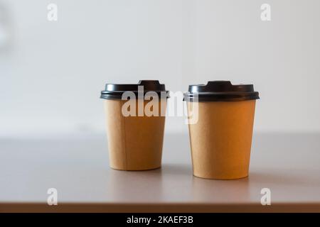 Zwei Pappbecher auf einem Tisch Stockfoto