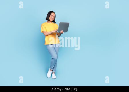 Foto in voller Größe von ziemlich junge Dame koreanische Arbeit besuchen Online-Video-Meeting gekleidet stilvolle gelbe Look isoliert auf blauem Hintergrund Stockfoto